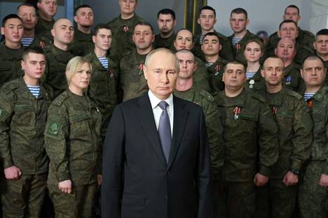 Kreml toimitti kansainväliseen levitykseen kuvan presidentti Putinista pitämässä uudenvuodenpuhetta sotilasrivistön edessä.
