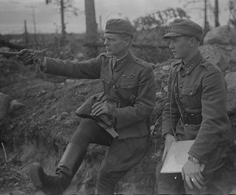 Mannerheim-ristin ritari, kapteeni Arvo Pentti (oik.) syyskuussa 1944. Hänen vierellään JR44:n komentaja, everstiluutnantti Ilmari Rytkönen.