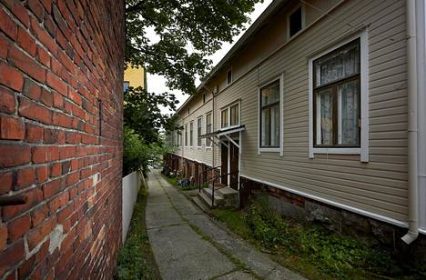 Presidentti Mauno Koiviston syntymäkoti Piispankadulla Turussa. Koivistojen asunnon ovia ja kaksi ikkunaa näkyvät kuvassa oikealla. Pikkukuvassa Koivisto noin yksivuotiaana.