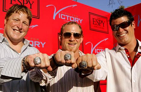 New England Patriotsin vuoden 2005 mestarijoukkueen pelaajat Dan Koppen, Larry Izzo ja Lonnie Paxton esittelivät mestaruussormuksiaan.