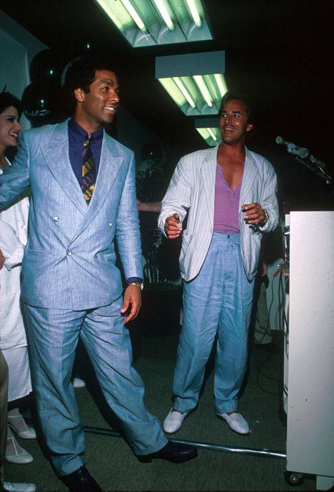 Philip Michael Thomas ja Don Johnson pukeutuivat tyylikkäästi Miami Vicessa ja sen ulkopuolella.