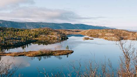 Tältä näyttää Pohjois-Norjassa sijaitsevassa Lakselvissa, joka on pieni kylä Porsangerinvuonon varrella.
