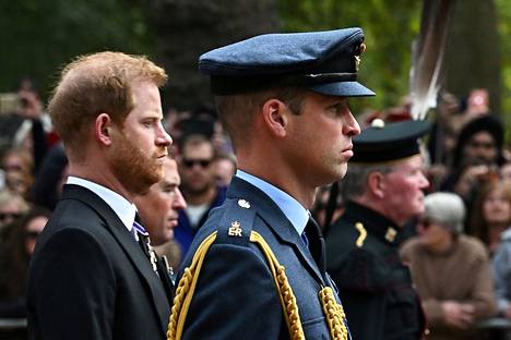 Prinssi Harry ja prinssi William kuvattuna kuningatar Elisabetin hautajaisissa syyskuussa 2022.