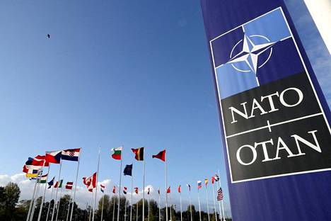 Liput liehuvat Naton päämajalla Brysselissä.