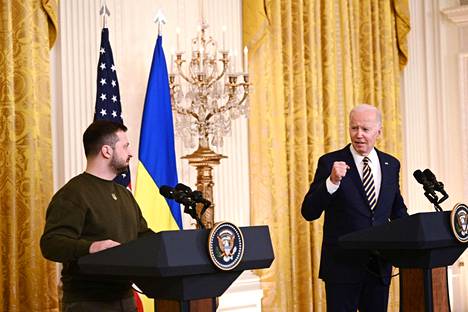 Yhdysvallat oli jo varautunut evakuoimaan Volodymyr Zelenskiyn sodan alkuvaiheessa Ukrainasta. Ukraina ei kuitenkaan romahtanut, ja Zelenskiy vieraili joulun alla Washingtonissa Joe Bidenin luona.