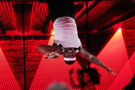 50 Cent roikkui osan esityksestään katosta pää alaspäin. 