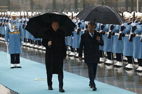 Erdogan ja Niinistö saapuivat historialliseen tapaamiseen sateisena perjantaina. 