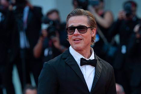 Brad Pittin läheinen lähde kutsuu Jolien syytöksiä valheellisiksi.