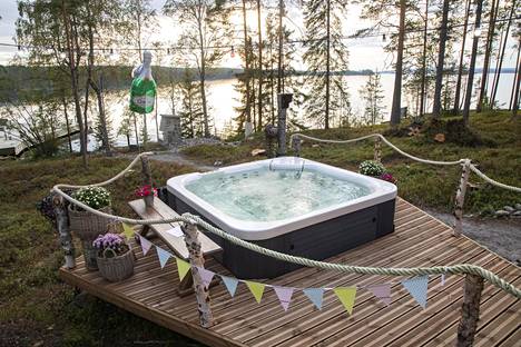 Suomi-kaudella osallistujat pääsevät nauttimaan porealtaan lämmöstä.