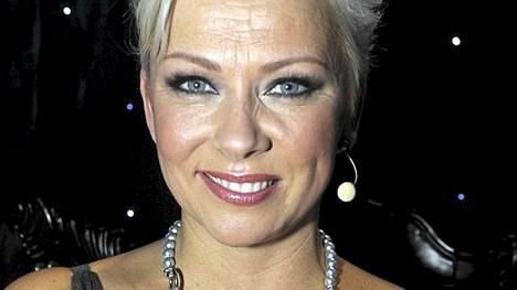 Tanssii tähtien kanssa 2011: Helena Ahti-Hallberg hyvin antavassa puvussa -  Tanssii tähtien kanssa - Ilta-Sanomat