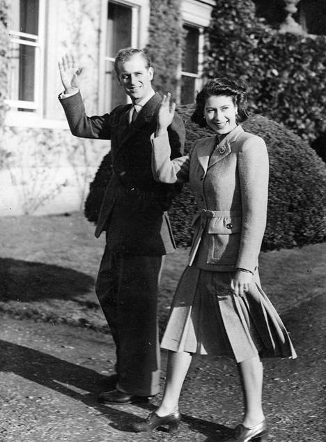 Philip ja Elisabet tapasivat jo lapsina. Elisabet ihastui komeaan Philipiin oitis. Kuvassa pari vuonna 1947.