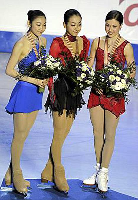 Mitalikolmikko. Kultaa voittanut Japanin Mao Asada keskellä, Etelä-Korean Yu-na Kim vasemmalla ja Laura Lepistö oikealla.