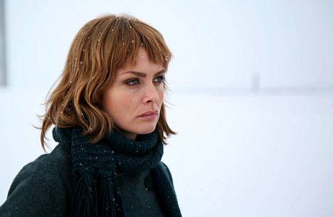 Izabella Scorupco elokuvassa Aurinkomyrsky vuonna 2008. Rikoselokuva perustui Åsa Larssonin romaaniin.