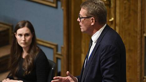 Pääministeri Sanna Marin (sd) ja valtiovarainministeri Matti Vanhanen (kesk) eduskunnan kyselytunnilla Helsingissä 3. syyskuuta 2020.