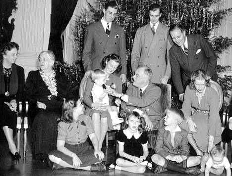 Rooseveltin perheen joulunviettoa kuvattuna vuonna 1939. Myöhemmin myös kruununprinsessa Märtha sai kutsun presidenttiperheen joulupöytään.