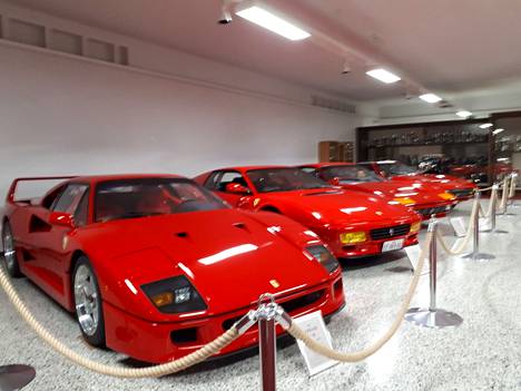 Ferrarit kiiltelivät Juha Kankkusen yksityisessä museossa vuonna 2019. 