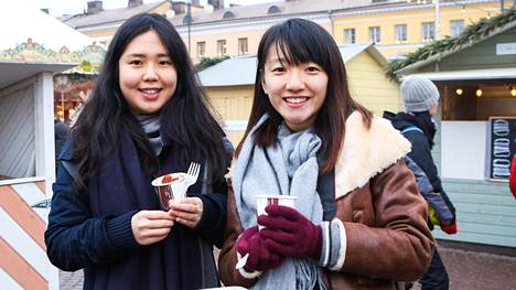 Aldilla Tanemaru Indonesiasta ja Fok Pui Yuen Hong Kongista jouluruokamaistiaisilla Tuomaan markkinoilla Senaatintorilla Helsingissä vuonna 2016.