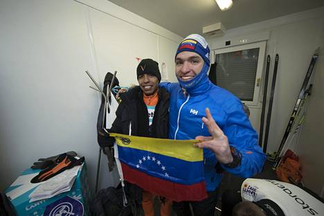 Venezuelan Adrian Solano (vas.) ja Cesar Baena huoltokopissaan.