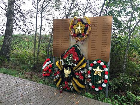 Jatkosodassa kaatuneiden neuvostosotilaiden muistomerkki Mainilan hautausmaalla.