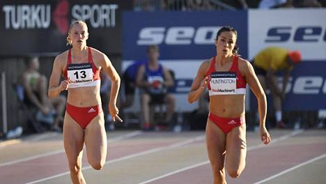 Seitsenottelija Maria Huntington (oik.) juoksi 200 metrillä ennätyksensä. Myös 17-vuotias Saga Vanninen (vas.) otteli upean päivän ja on seitsenottelussa toisena.