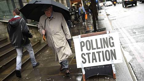 Äänestäjät tarvitsivat sateenvarjoa Lontoossa.