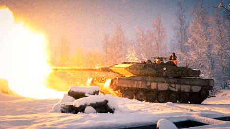 Suomen Puolustusvoimien Leopard 2A6 -taistelupanssarivaunu ampuu 120 mm:n tykillään.
