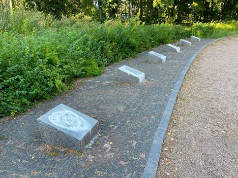 Näissä laatoissa luki 102:n suomalaisen sotilaan nimet. Maaliskuussa nimilaatat poistettiin yllättäen, ja tällä hetkellä hauta-alue on tässä asussa. Kuva on otettu elokuussa 2022.