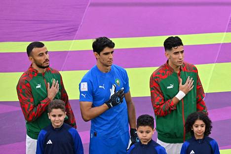 Marokon Yassine Bounou (keskellä) lauloi kotimaansa kansallislaulua ennen ottelua, mutta hävisi kentältä pian sen jälkeen.