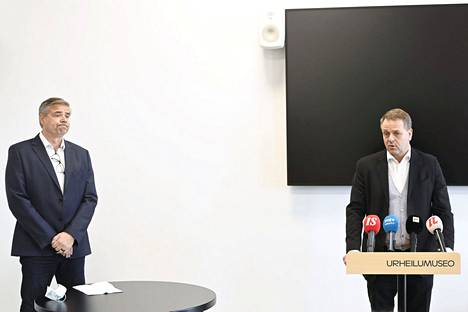Mika Lehtimäki (vas.) ja Jan Vapaavuori maanantaisessa tiedotustilaisuudessa.