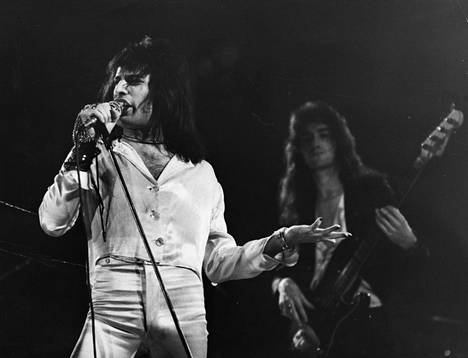 Freddie Mercury ja basisti John Deacon esiintymässä Helsingin Kulttuuritalolla marraskuussa 1974.