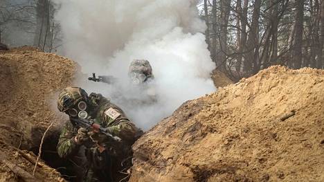 Ukrainalaissotilaat harjoittelivat kemiallisten aseiden varalta juoksuhaudoissa Harkovassa helmikuun lopulla.