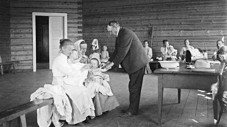 Rokottaminen eli ”varjelus-rokkoa” tuli vanhempien velvollisuudeksi vuoden 1883 rokotusasetuksessa. Sen ansioista isorokkoepidemiat saatiin vuosisadan alkuun mennessä lähes poistetuksi Suomesta. 1910-luvulla alkoi esiintyä rokotevasaisuutta, mikä käänsi rokkokuolemat taas kasvuun.