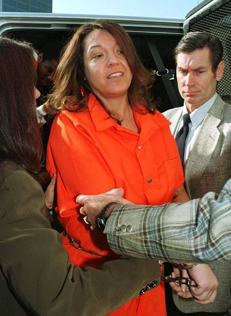 Susan McDougalia kuljetettiin oikeuteen huhtikuussa 1998.