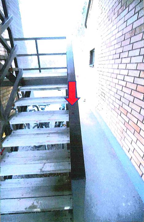 Verijälkiä oli myös toiseen kerrokseen johtavien portaiden kaiteessa. 