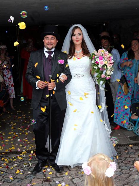 Ninja ja tämän suomalais-japanilainen mies avioituivat vuonna 2013. Ninja oli upea morsian.