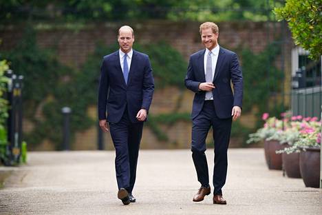 Dianan lapset prinssi William ja prinssi Harry saapuivat tilaisuuteen rinnakkain.