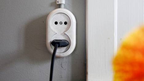 Kotitalouden sähkölaskua voi pienentää kotikonsteillakin.