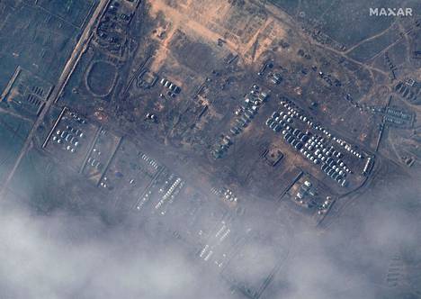 Venäjän sotilaskalustoa satelliittikuvassa Krimin niemimaalla sijaitsevalla Opukin harjoitusalueella. Kuva on otettu 21. joulukuuta.