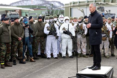 Suomi ja Ruotsi osallistuivat maaliskuussa 2022 Naton Cold Response -sotaharjoitukseen. Kuvassa joukkoja ja Naton pääsihteeri Jens Stoltenberg.