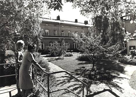 Apulaisylihoitaja Sinikka Saaristo (oik.) ja ylihoitaja Marjatta Sihvola katselivat sairaalan puutarhaa elokuussa 1971.