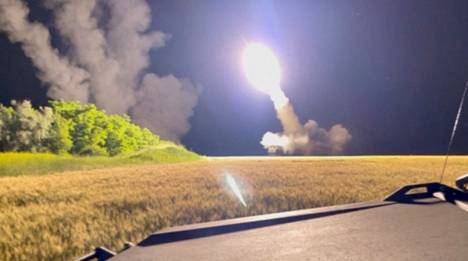 Ukraina  on ottanut ensimmäiset Yhdysvaltojen lähettämät Himars-raketinheittimet käyttöön. Kuva tuntemattomasta paikasta Ukrainassa. Kuva ladattu sosiaaliseen mediaan 24.6. 