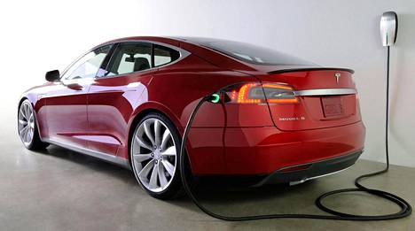 Ostaja hankki käytetyn Tesla Model S:n, mutta ilmoitti myöhemmin purkavansa kaupan. Myyjäliike ei antanut ostajalle kuluttajasuojalain tarkoittamia tietoja kaupanteon yhteydessä eikä myöskään myöhemmin, mistä koitui kovasti korvattavaa. Kuvituskuva.