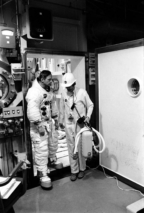 Apollo 11 -astronautti Neil Armstrong seisoi tyhjiökammion ovella avaruuskeskuksessa Houstonissa, Teksasissa toukokuun puolivälissä 1969.