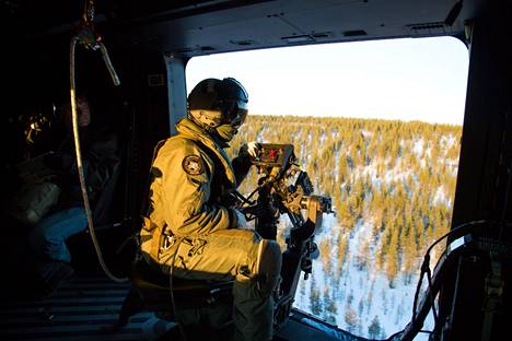 Photograph of the Rovajärvi training area from the helicopter gunner's point of view.  Photo of special forces exercises in 2015.