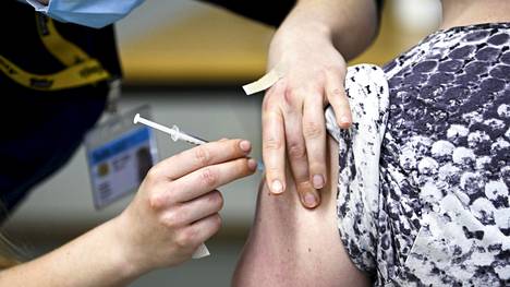 Brittitutkimuksen mukaan kolmannen rokoteannoksen antama suoja omikrontartuntaa vastaan on selvästi alentunut jo 10 viikon jälkeen. Suoja vakavaa koronatautia  säilyy selvästi korkeammalla tasolla selvästi kauemmin.