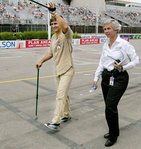 Heinäkuussa 2002, vain kymmenen kuukautta karmean onnettomuutensa jälkeen, Zanardi käveli proteesien avulla radalla Torontossa ja vilkutti yleisölle.