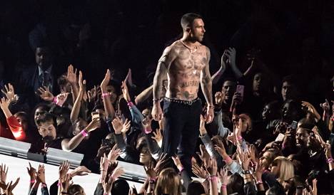 Maroon 5 -yhtyeen keulakuvan väitetään lähetelleen naisille suorasukaisia viestejä, joissa hän muun muassa kehuu heidän peppujaan.