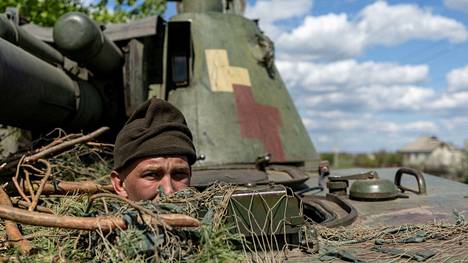 Ukrainalaissotilas katsoi panssarivaunusta lauantaina Lymanissa.