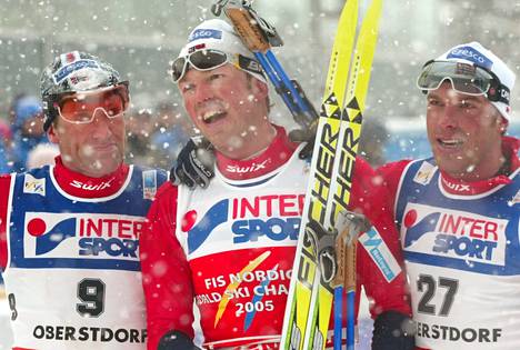 Frode Estil juhli 50 kilometrin MM-kultaa Oberstdorfissa 2005.