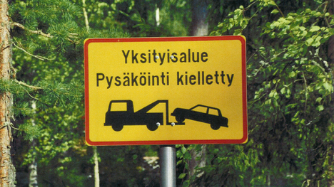 Matkailuyrittäjä teki naapuriensa metsämaasta parkkipaikan – maanomistajien  liikennemerkki oli viimeinen pisara - Taloussanomat - Ilta-Sanomat